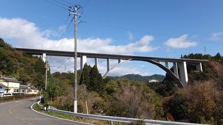 バイパスの高く長いコンクリートアーチ橋