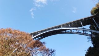 鋼製のアーチ橋。