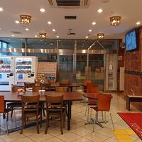 フロントにあるコーナーは広くて、コーヒー、新聞等のサービスが