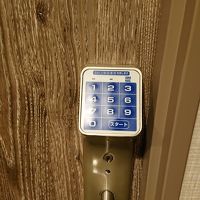 居室のロックは鍵・カード要らずのコード番号の入力型です。
