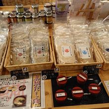 珍しいあご、鰹、桜エビ、金目鯛、真鯛のだし塩有り。