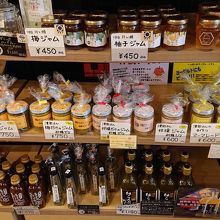 柚子、梅、林檎、マーマレード等のジャム有り。