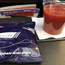 トマトジュースとおかき