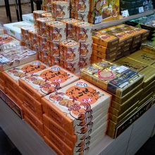 大分の特産品のとり天せんべいの売場、極みのとり天せんべいを購