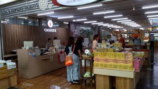 売場のレイアウト変更をしていました。Godzillaもいました！！