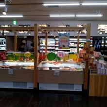 冷凍の海産物コーナー　タコ飯の素など豊富です