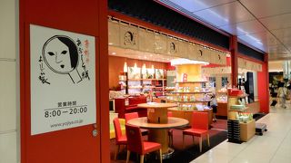 自販機とテーブルもあります