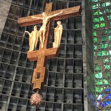 十字架がぶら下がる