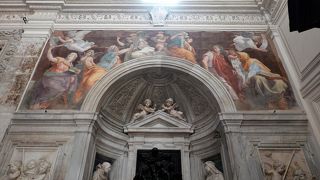 ラファエロのフレスコ画「巫女」などが見られる路地奥の教会