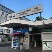 駅前にある、こじんまりしたバスターミナル