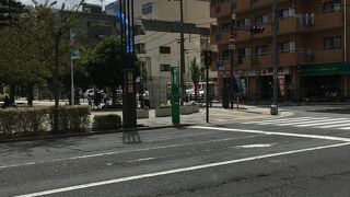 歴史的石碑がある