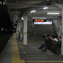 夜の会津若松駅　残る列車は最終喜多方行