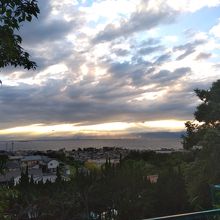 展望台の下から伊勢湾を眺める