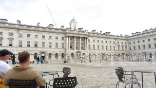 シンプルな中庭で、のんびりとひと息。