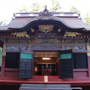 下り参道の谷底に壮麗な本殿がある神社です。