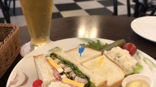 カフェでサンドイッチ