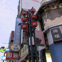 その上部の街灯も点灯されていませんが中華路っぽいデザインです