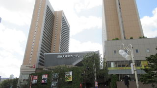 ホテル２棟の間の商業施設です