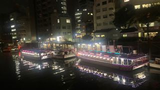 夜の屋形船は幻想的です！映画やTVのロケにもよく使われる場所です。