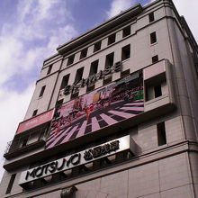 外壁の大型モニターでサンバ行列の様子が中継されてました