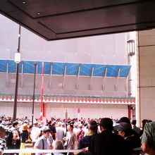 行列ルートのそばにある日陰なので休憩に人が集まってました