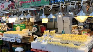 高級果物も並ぶ