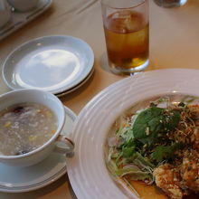 サーモンの揚げ物 特製ソースかけ＆本日のスープ