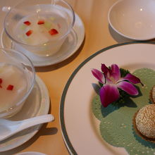 杏仁豆腐，胡麻揚げ団子