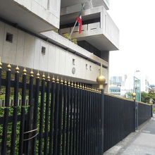 聖坂の上から見た大使館