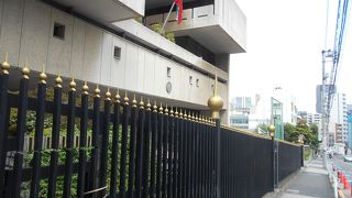 産油国らしい外観の大使館