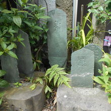 珍しい緑泥片岩の供養塔「弥陀種子板碑」。