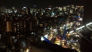 ビルの間の急傾斜を高速で登ったり降りたりジェットコースターの夜景も最高