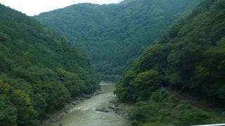 保津川と何度も交差します