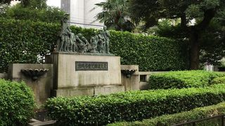 悲しそうな子供たちの像