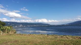 美しく穏やかな湖