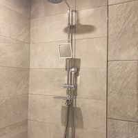 大きなシャワーと普通サイズのシャワー