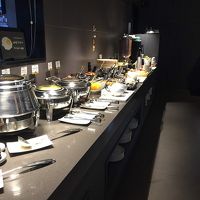 ホテルの2階で朝食です