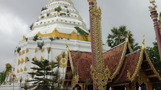 ビルマ風の仏塔