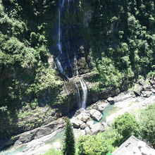 ロープウェイから望む滝