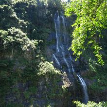 対岸から望む滝