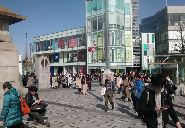 この駅は、JR原宿駅とつながっていて、山手線などのJR線乗り換えも便利です。
