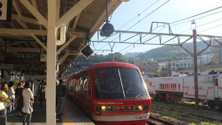 伊東から熱海まで乗りました。今回は「キンメ電車」でした