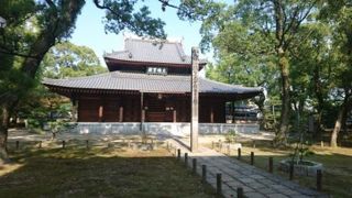 立派な山門とその境内は時間を忘れるほど美しいです。