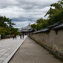 両伽藍を結ぶ築地塀