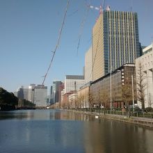 第一生命保険本社や帝国劇場などが 濠沿いに整然と並びたいへんきれいな景色 By Bobby Brazil 晴海通りのクチコミ フォートラベル