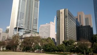 芝生に入っていいときは、この時計周辺の芝生の上で昼寝すると最高です！