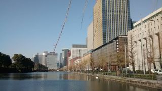 第一生命保険本社や帝国劇場などが、濠沿いに整然と並びたいへんきれいな景色