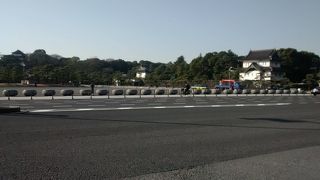 濠の角に堂々と立っているので、直ぐ分かります。