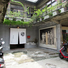 コの字型の建物の凹部分に入口があります