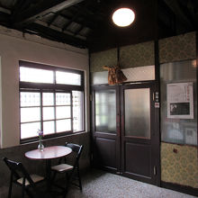 ２階に上がると、あぁ、昭和の日本だ 